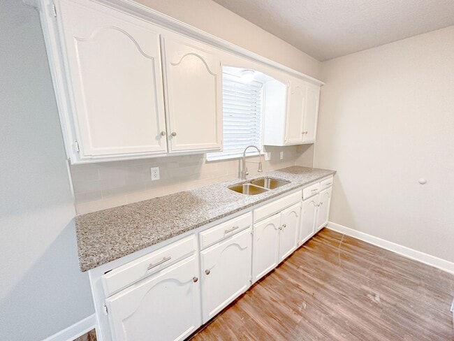 Building Photo - Beautiful 3 Bedroom - 1.5 Bathroom in Must...