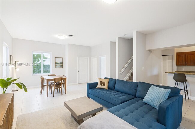 Building Photo - 2730 SW 26th St