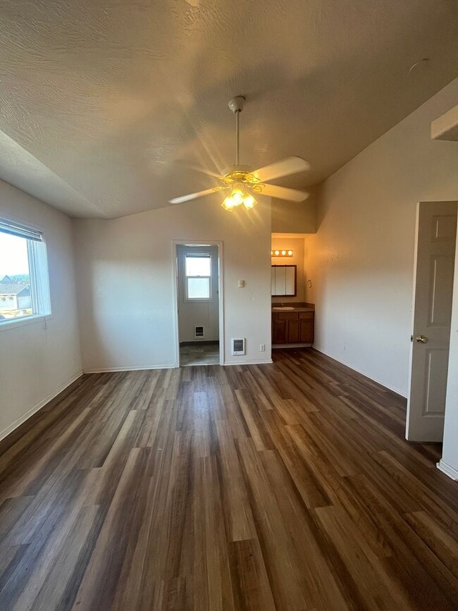 Building Photo - 1-bedroom 1-Bathroom Duplex in Springfield