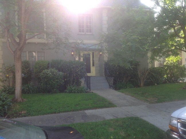 BUILDING ENTRANCE - 229 Tower S Dr