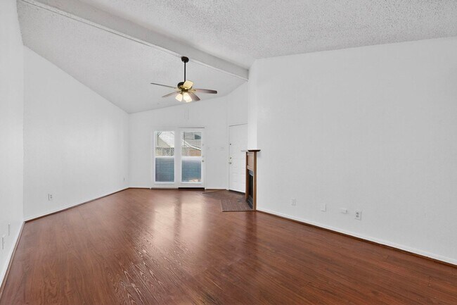 Foto del edificio - 8545 Midpark Rd