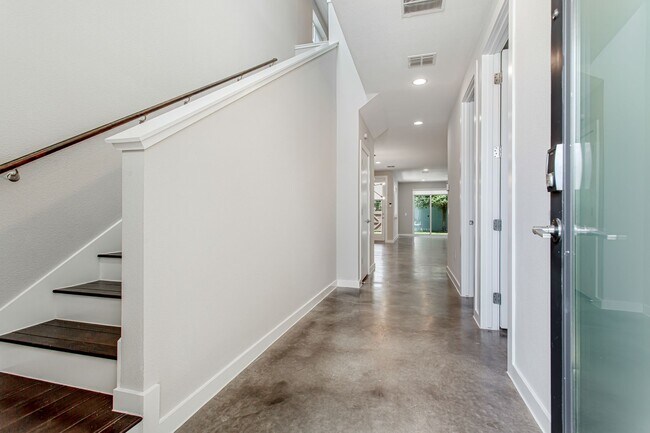 Building Photo - 4 Bedroom, 3 Bath Home in Glencoe Terrace!