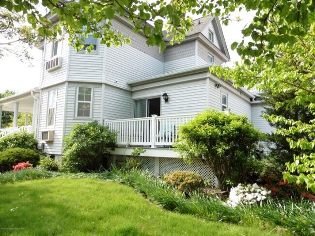 Building Photo - 609 McLean Ave
