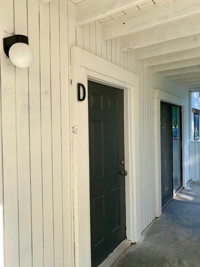 Unit D - 3408 SW Burnett Rd