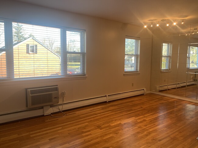 Building Photo - 28 Regency Park Dr