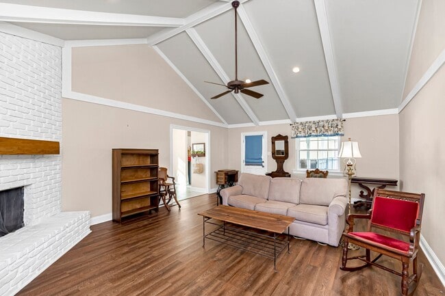 Building Photo - 3 Bedroom House Available off Jefferson Hwy