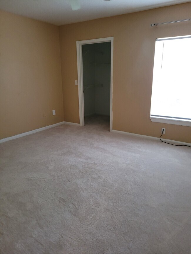 DORMITORIO - 802 Crest Pines Dr