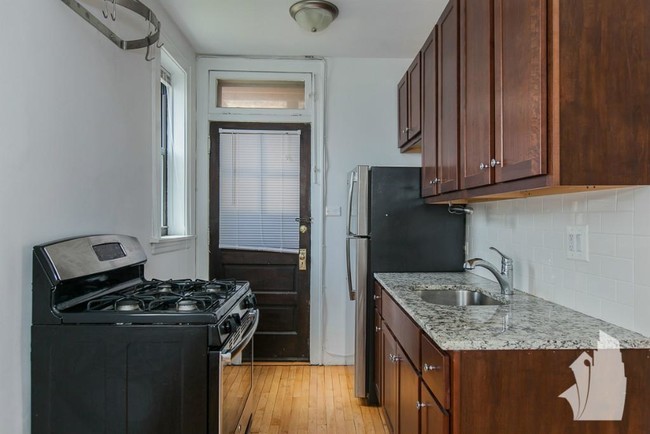 Foto del edificio - 3620 N Marshfield Ave