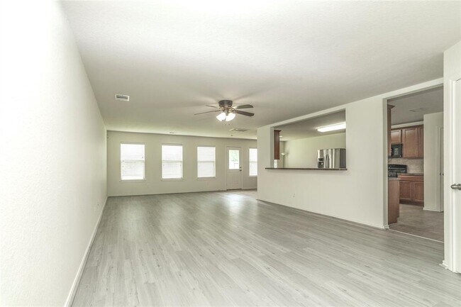 Foto del edificio - 6642 Haven Forest Ln
