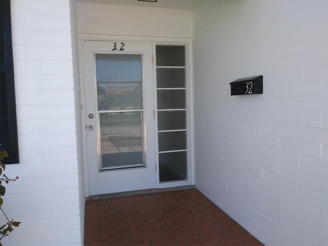 Building Photo - 32 Oakview Cir