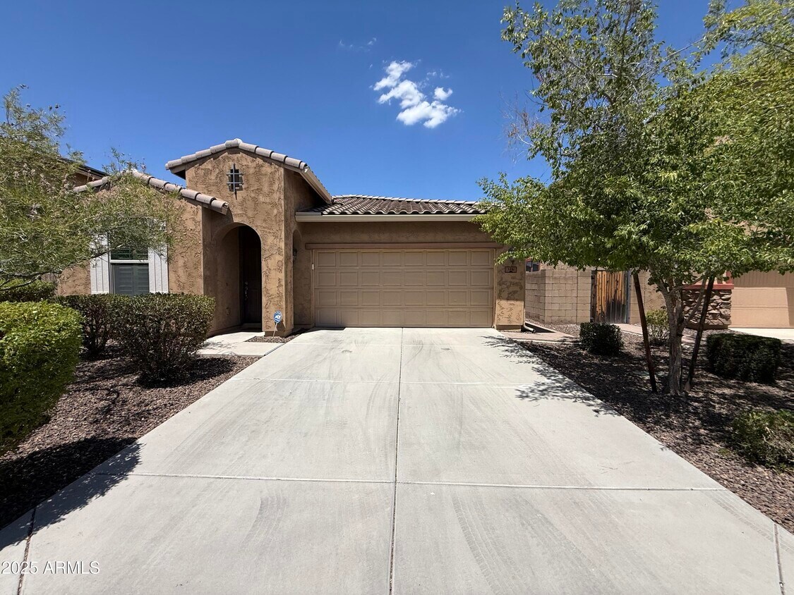 Foto principal - 126 E Chelsea Ln