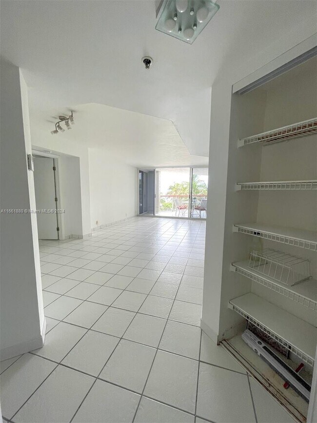 Foto del edificio - 6767 Collins Ave