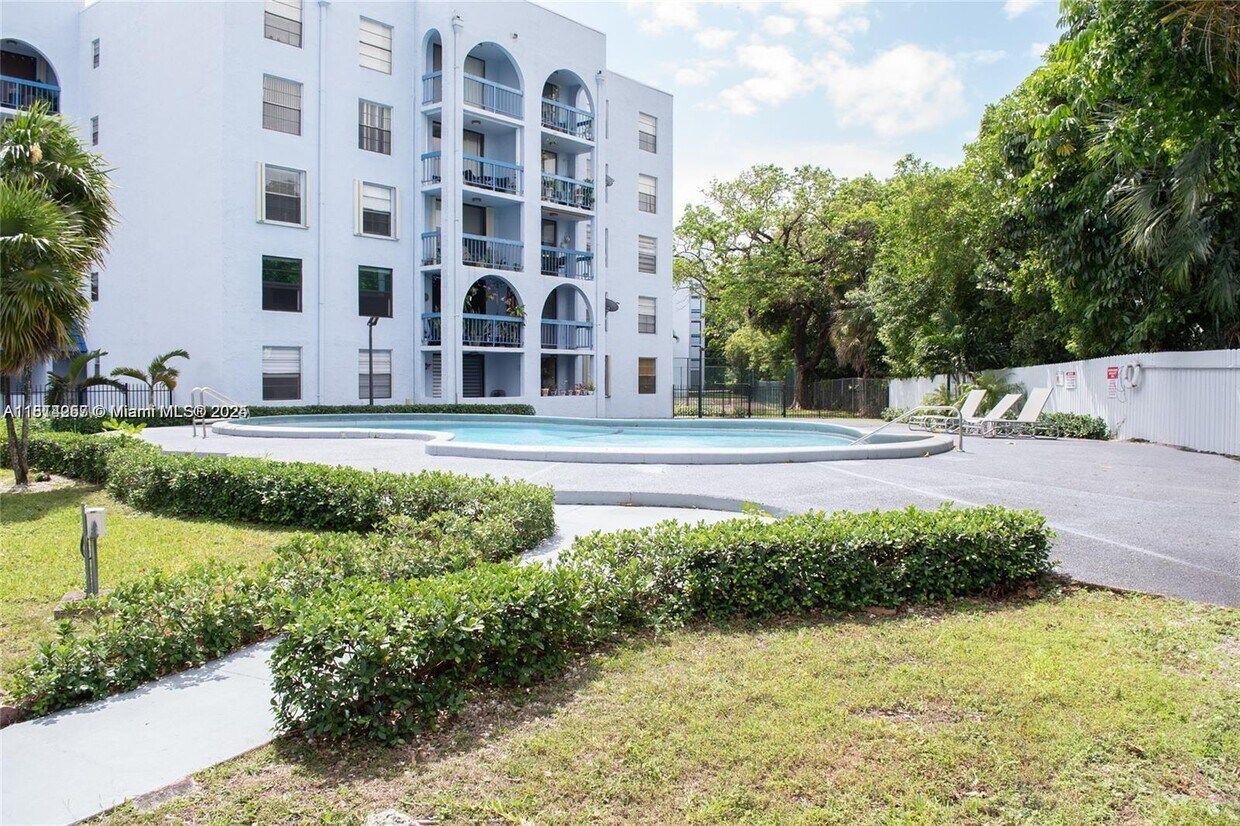 Foto principal - 9460 Fontainebleau Blvd
