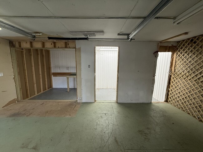 Building Photo - 320 Main St