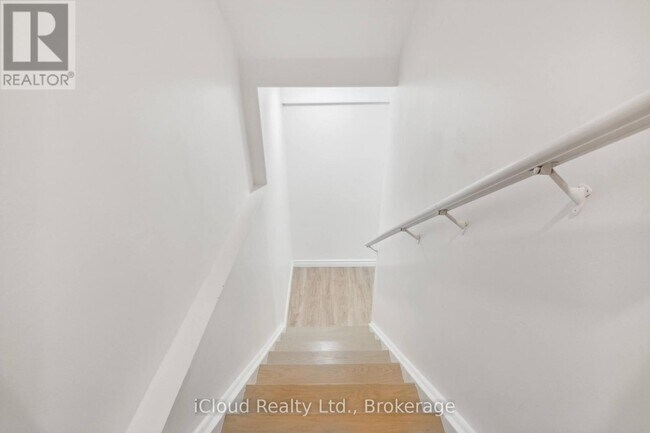 Building Photo - 7 Salt Crk Tsse.