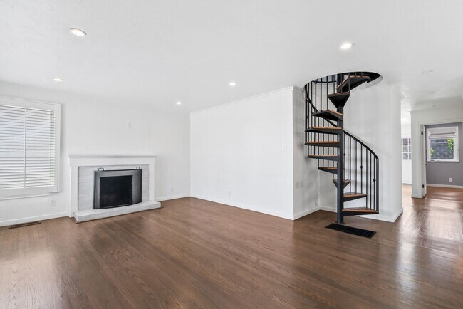 Building Photo - Comfortable and Stylish Living Space