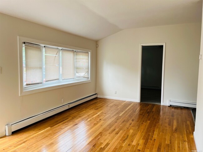 Building Photo - 559 Taylor Ave