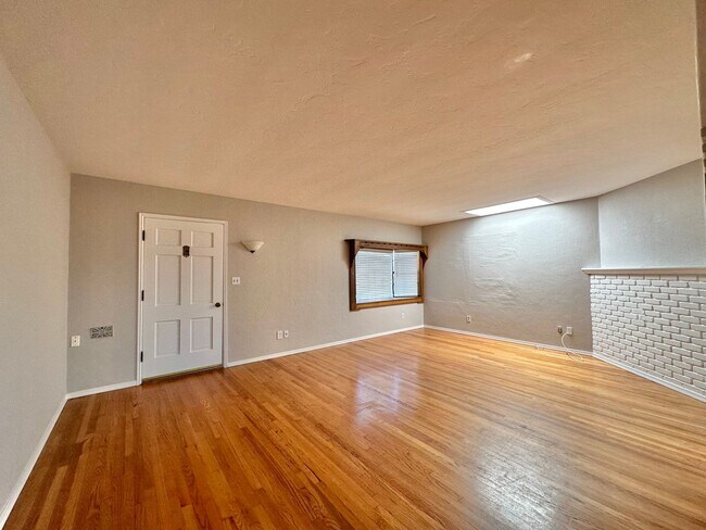 Foto del edificio - Two bedroom home with hardwood flooring throughout!