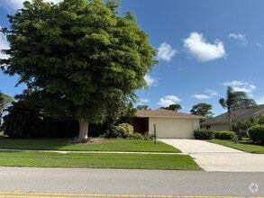 Building Photo - 2507 Canterbury Dr N