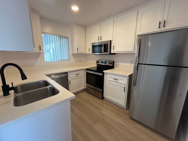 Interior Photo - 4950 Coldwater Canyon