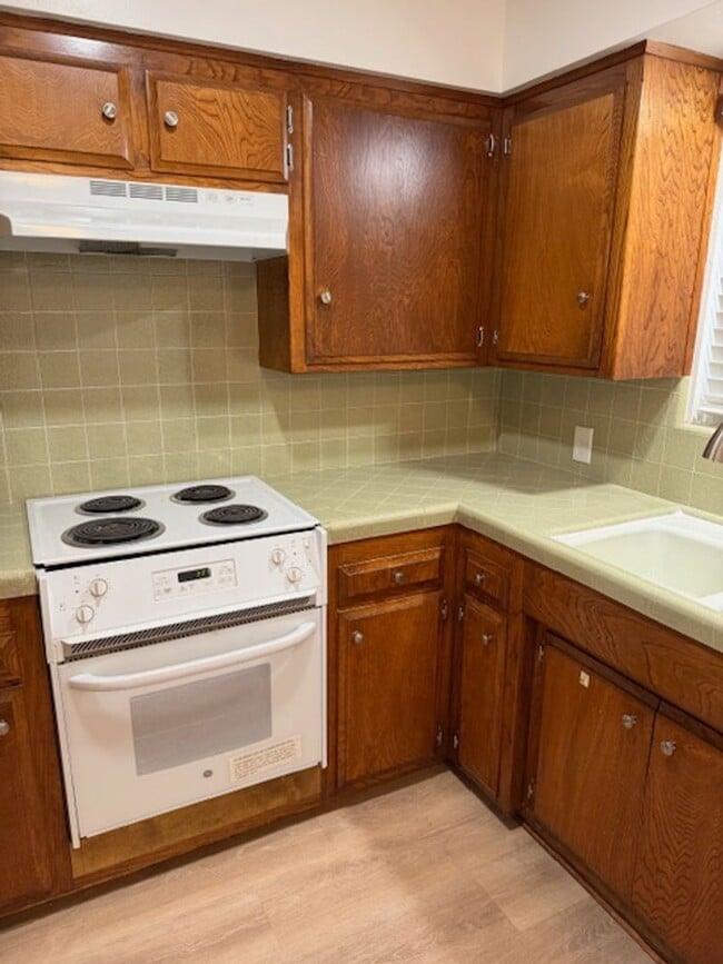 Building Photo - 653 W Henderson Ave