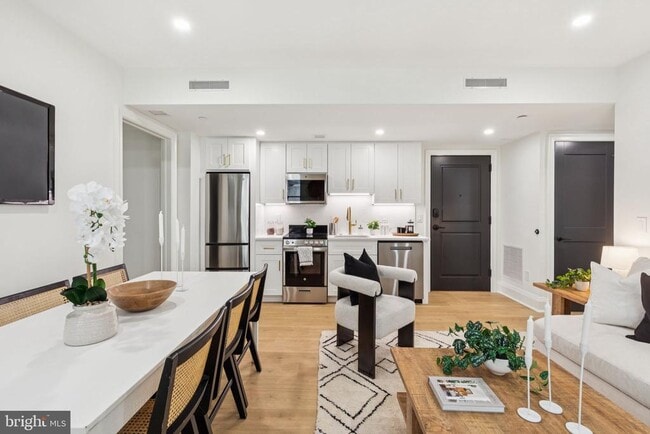 Building Photo - 135 S 19th St