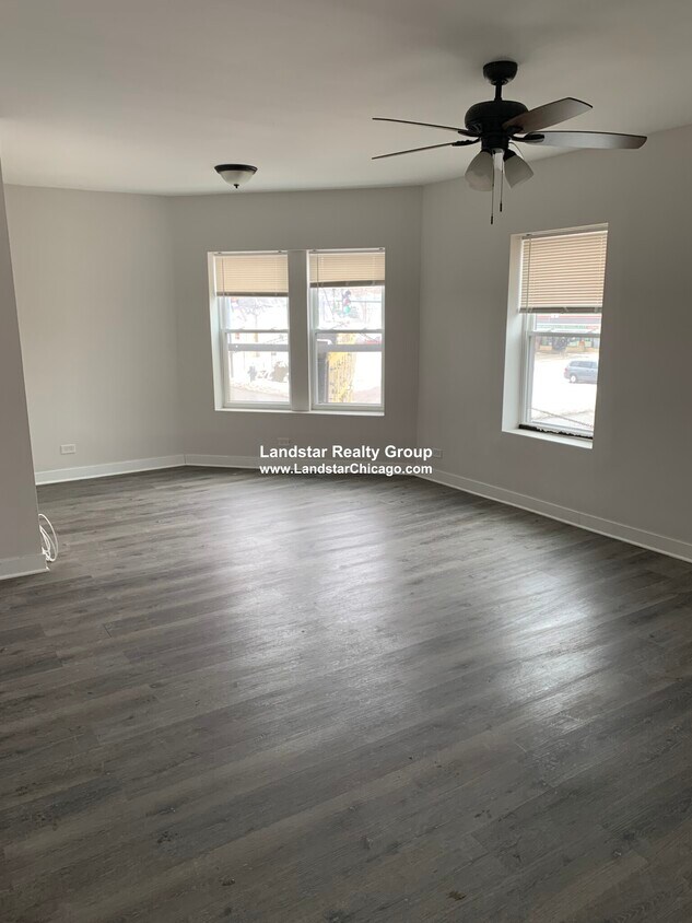 Foto principal - 3360 W Montrose Ave