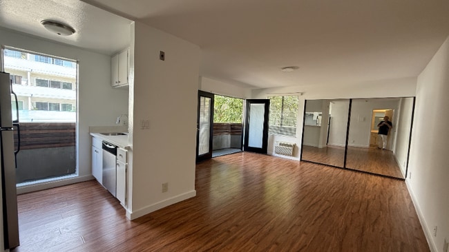 Building Photo - 7044 Hawthorn Ave