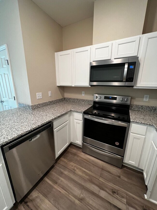 Foto del edificio - Modern 3 Bed 2.5 Bath Townhome with Attached Garage, Patio and Lawn Care Included! Move in Ready!