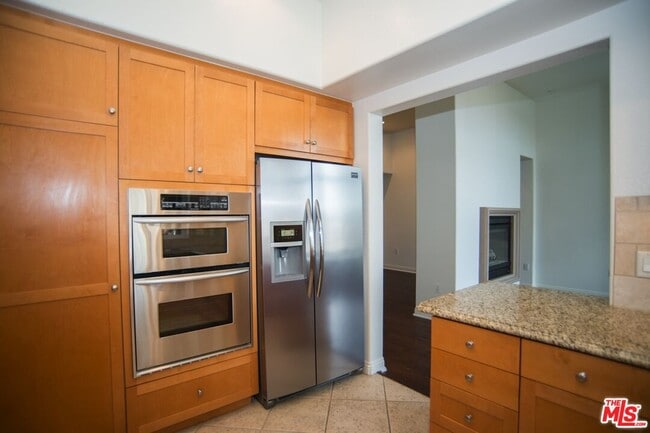 Building Photo - 5831 Seawalk Dr