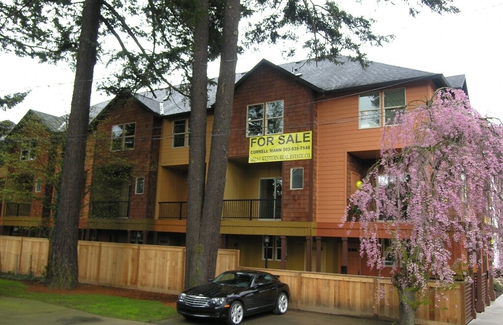 Primary Photo - Gables on Stark