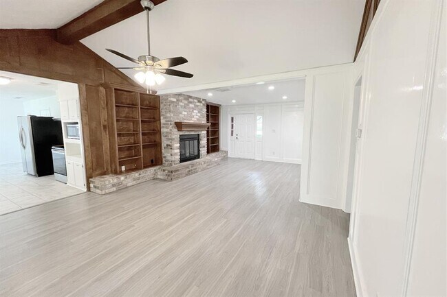 Building Photo - 305 Castlelake Dr