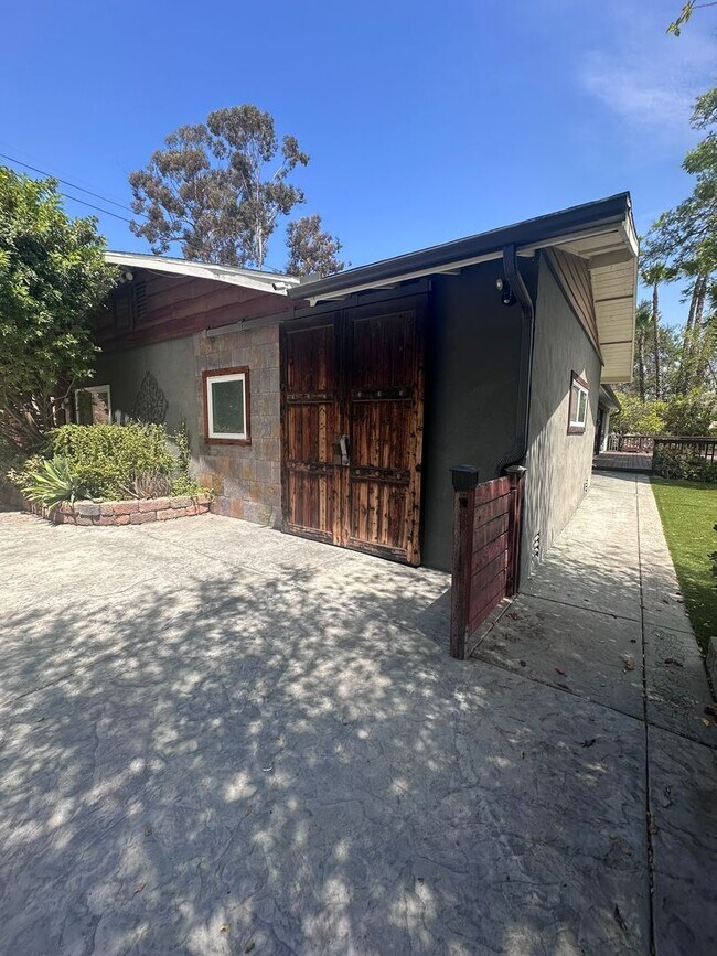 Foto del edificio - 11555 Hi Ridge Rd