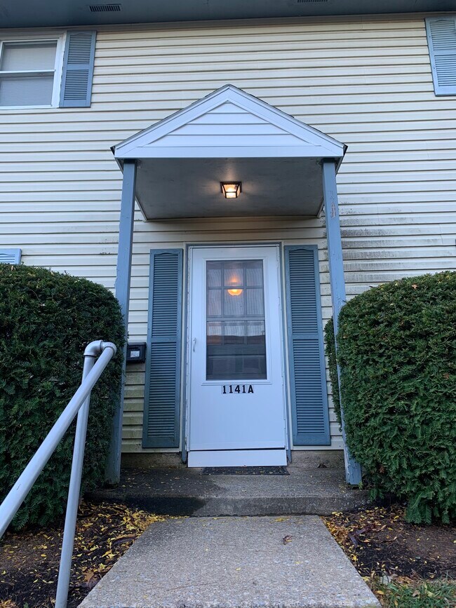 End unit - 1141 W Aaron Dr