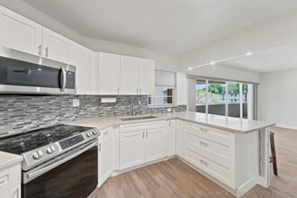 Building Photo - 203 W Greenway Dr