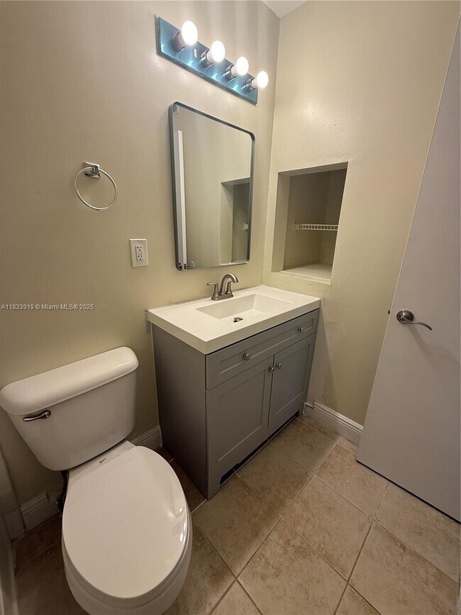 Building Photo - 1261 SW 46th Ave
