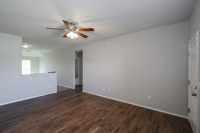 Building Photo - Stunning 4 Bed 2 Bath Home in Elkins