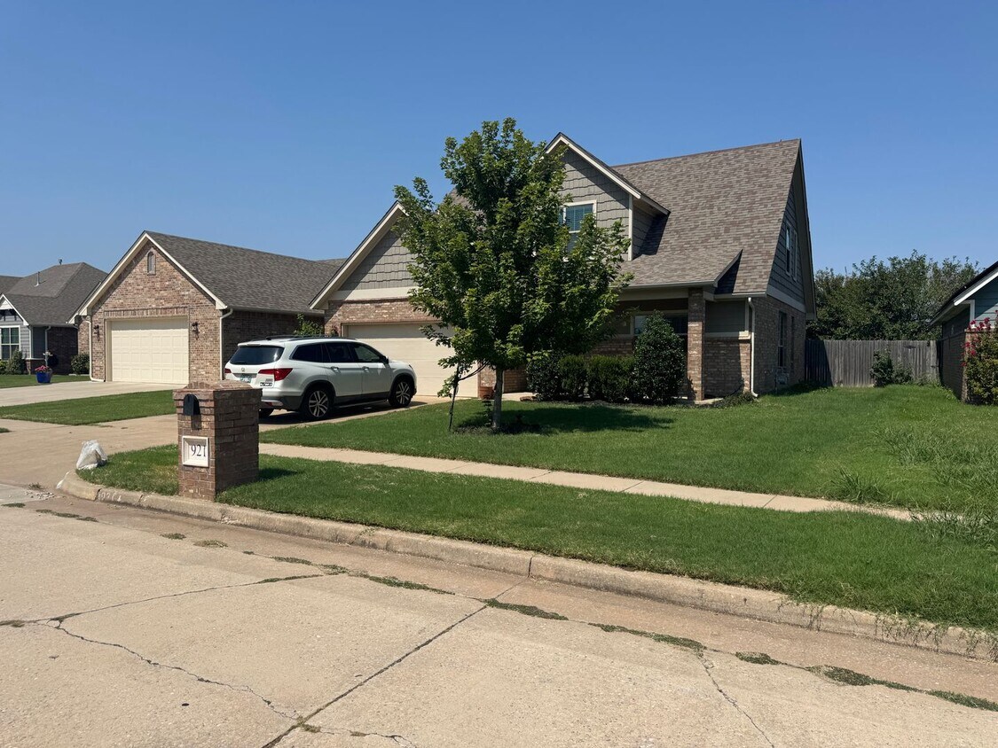 Foto principal - Spacious 3-Bed, 3-Bath Home with Loft & St...