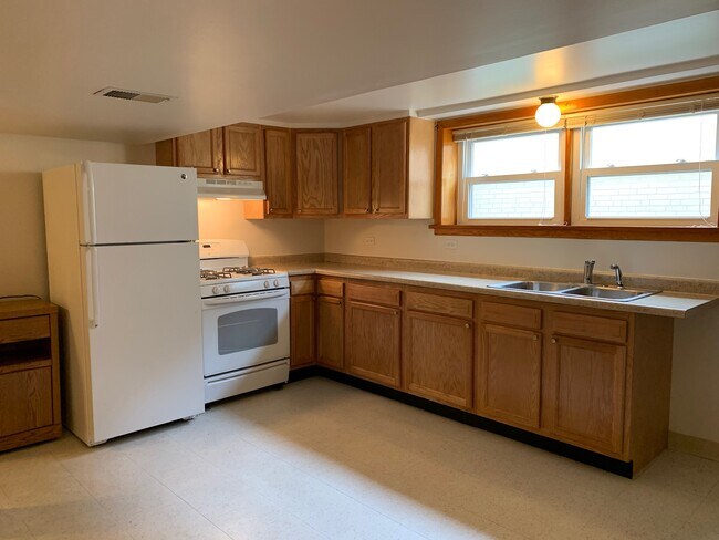 Building Photo - 2058 Parkside Dr