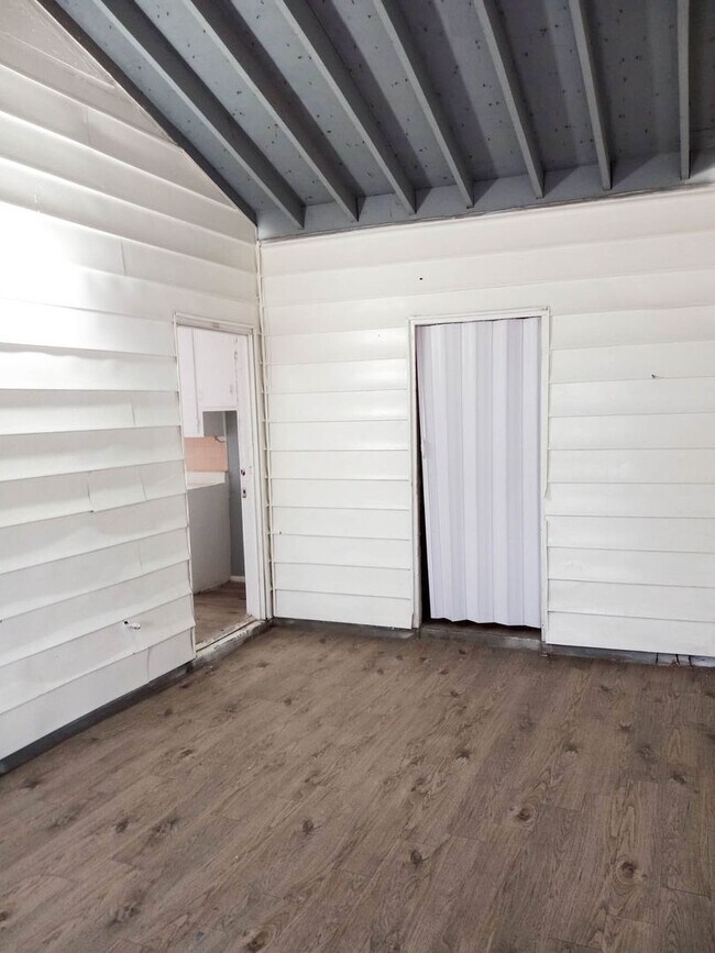 Building Photo - $0 First Month's Rent / $0 Deposit at Move-in