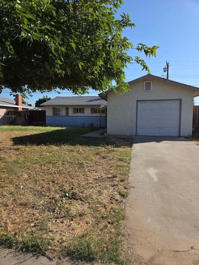 Building Photo - 3 Bedroom 2 Bath Home with Cooler