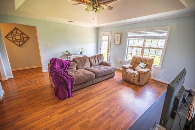 Foto del edificio - Charming Brick Home with Open Floor Plan & Great Outdoor Space in North Valdosta