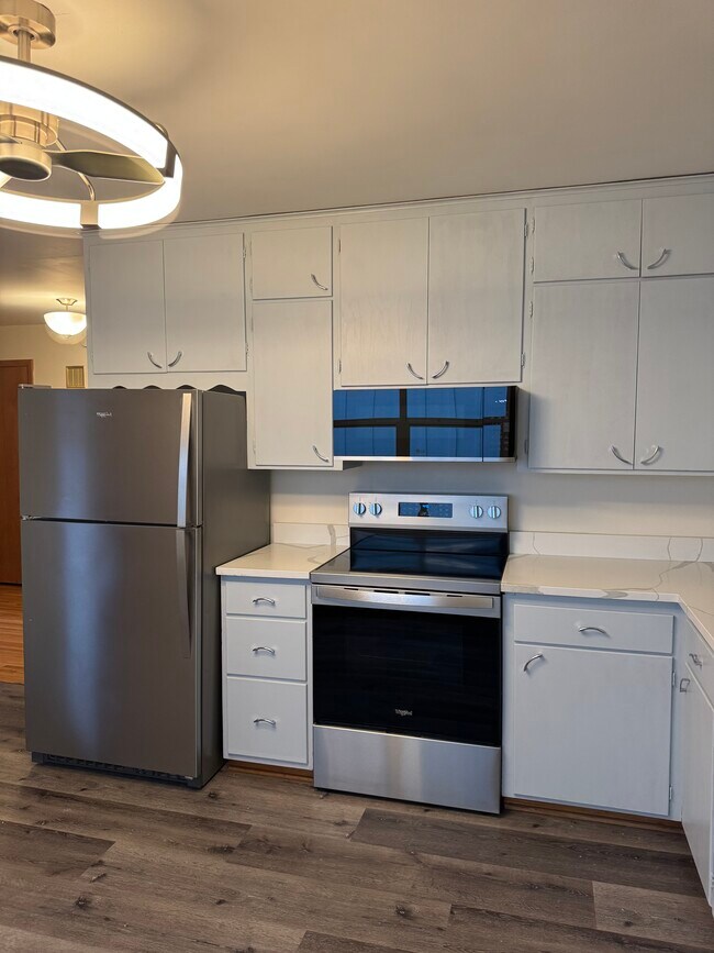 Building Photo - 610 Linden St W