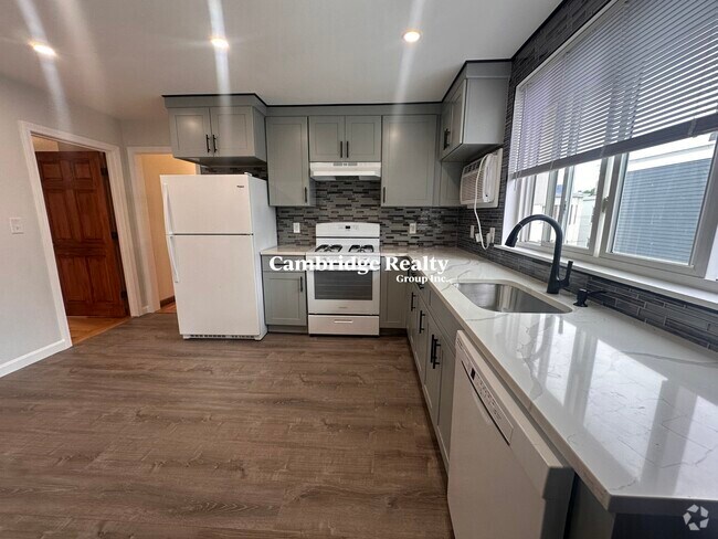Building Photo - 251 Elm St