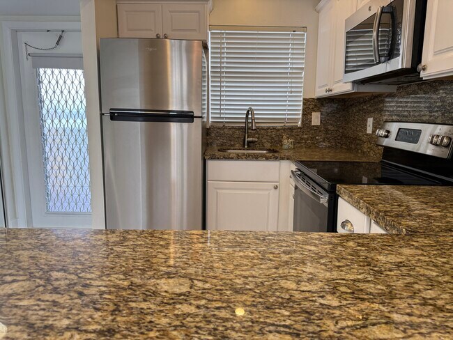 Foto del edificio - 8305 Sunrise Lakes Blvd