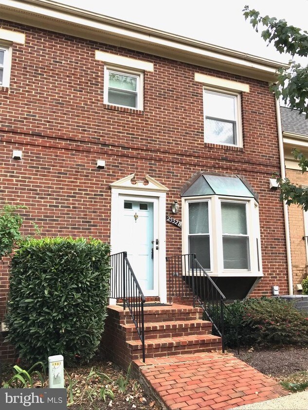 Foto principal - 2532 Fairfax Dr