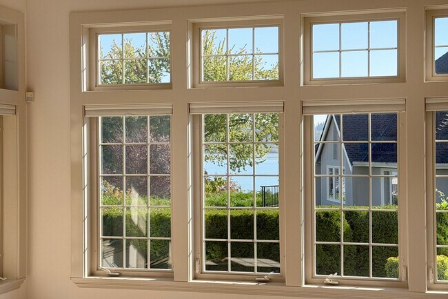 Building Photo - 4bd/4ba Kirkland House