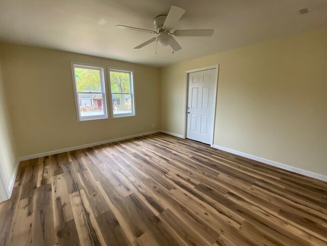 Building Photo - Completely Updated Total Electric 2 Bedroo...