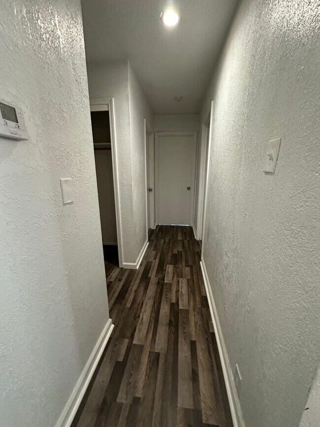 Building Photo - 4 bedroom 1 bathroom