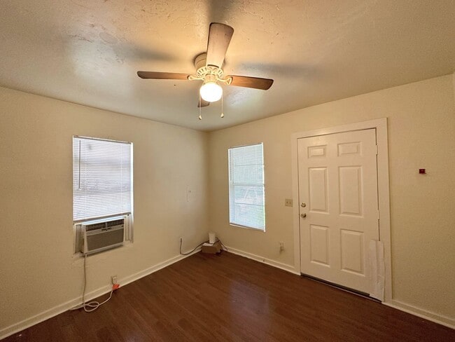 Building Photo - Cozy 2 Bedroom, 1 Bathroom House